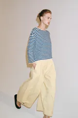 Camiseta rústica de algodón con diseño de rayas horizontales en azul marino y blanco, de corte oversize, cuello barco y manga larga.