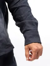 Camisa de manga larga confeccionada en 100% lino natural, con cuello clásico y cierre frontal de botones. Presenta un calce relajado y una textura ligera, ideal para climas cálidos.