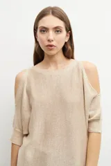 Sweater de tejido de punto con acabado brillante, diseño de hombros descubiertos y mangas cortas con puños ajustados.