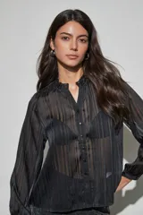 Blusa negra de tela semitransparente con diseño de rayas verticales texturizadas, cuello con volados y cierre frontal de botones.