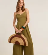 Mono largo color verde oliva, de breteles finos y escote corazón. Presenta recortes en el busto y la cintura, además de pliegues.