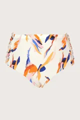 Calzón de bikini tiro alto, color blanco roto, con estampado abstracto en tonos naranja, azul y rosado. Presenta frunces decorativos en los laterales.