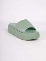 Sandalias blancas de tira ancha lisa y acolchonada, con plataforma de 5cm.