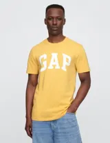 Remera de manga corta con cuello redondo, color amarillo, con el logo de la marca GAP estampado en blanco en el frente.