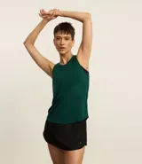 Musculosa deportiva de microfibra texturizada con diseño de cuadraditos, cuello redondo, breteles anchos y bajo redondeado.