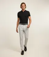 Remera polo slim negra de algodón con textura acanalada, cuello clásico con botones y mangas cortas.
