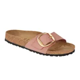 Sandalias Birkenstock modelo Madrid Big Buckle, color rosado, con una sola tira ancha ajustable mediante una hebilla metálica grande en tono dorado. Presenta plantilla anatómica de corcho y suela de goma negra.
