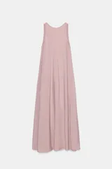 Vestido midi de corte fluido, cuello redondo y diseño sin mangas. Presenta una abertura en la espalda con cierre de lazada ajustable.