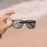 Lentes de sol Sunski modelo Kiva, con montura rectangular negra y lentes polarizados.