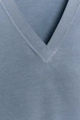 Camiseta de manga corta con escote en pico y corte slim fit.