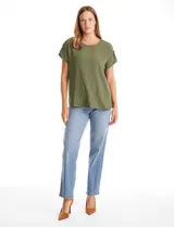 Blusa de crepe color blanco, con cuello redondo a la base y mangas cortas con detalle de presilla y botón.