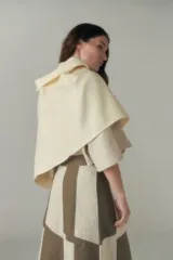 Chal unisex de lana fina sin teñir, realizado con retazos de telas diseñadas exclusivamente por Don Baez.