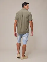 Camisa de manga corta marca Polanco, confeccionada en algodón, con cuello abotonado y bolsillo frontal.