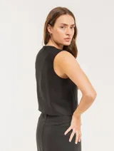 Chaleco negro de lino con botones frontales y forro interno.