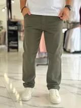 Pantalón de gabardina de corte chino en color azul marino, de diseño clásico y versátil.