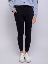 Pantalón de jogging gris con pretina elastizada, bolsillos laterales y felpa en el interior.