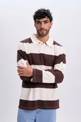 Buzo de manga larga con diseño de rayas anchas horizontales en color marrón y beige, cuello polo con solapa de botones y corte holgado.