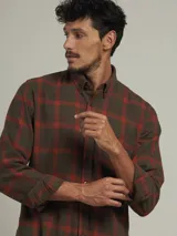 Camisa de manga larga a cuadros blancos, azules y verdes.