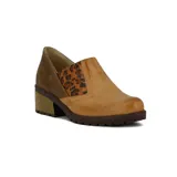 Zapato casual de cuero color maíz con detalle de animal print en el lateral y elástico en la parte superior. Taco bajo de madera y suela de goma.