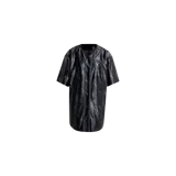 Camisa de béisbol Adidas de manga corta, color negro con estampado gráfico de estrellas y cierre frontal de botones. Presenta cuello en V y el logo de la marca bordado en el pecho.