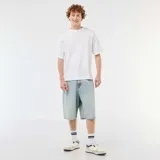 Bermuda de denim estilo baggy en color celeste, con bolsillos laterales y traseros, de corte holgado.