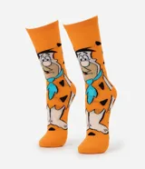 Medias de caña larga color naranja con estampado de Pedro Picapiedra. Confeccionadas en tejido de algodón con detalles en poliéster.