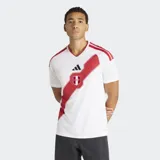 Camiseta de fútbol Adidas de la Selección Peruana, modelo Primera Equipación 26. Diseño principal blanco con una franja diagonal roja con textura geométrica que cruza el pecho, donde se ubica el escudo de la FPF. Presenta cuello en V y tres franjas rojas en los hombros.