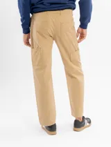 Pantalón estilo carpintero de corte regular y tiro medio, confeccionado en algodón resistente. Presenta bolsillos laterales, traseros y utilitarios, con cierre de botón y cremallera y terminación de pierna recta.