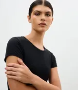 Remera deportiva de cuello redondo y manga corta, confeccionada en microfibra con ajuste al cuerpo y acabado de tacto suave.