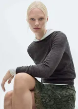 Jersey de punto fino con cuello perkins y manga larga, de diseño entallado.