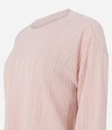 Conjunto de pijama largo color rosa claro texturizado, compuesto por un buzo de cuello redondo y un pantalón con cintura con lazo.
