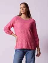 Blusa blanca con bordado calado tipo broderie, de mangas largas abullonadas.