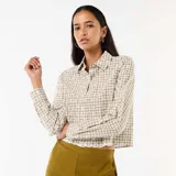 Camisa de manga larga con estampado de cuadros vichy en tonos verde y blanco, adornada con bordados de flores en toda la prenda y dobladillo inferior scalloped.