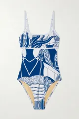 Malla entera de diseño asimétrico con estampado en tonos azules y blancos, de escote recto y tirantes finos.