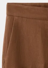 Pantalón marrón de lino, corte recto de tiro medio, con bolsillos laterales y traseros de ribete, trabillas y cierre oculto.