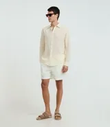 Camisa de manga larga Marfinno con cuello camisero y cierre frontal de botones. Confeccionada en tejido plano de lino y algodón.