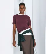 Blusa básica ajustada de manga corta y cuello redondo, confeccionada en tejido rib de algodón con elastano.