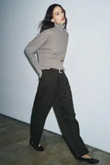 Pantalón de tiro medio con corte wide leg y diseño de rayas verticales a contraste. Cuenta con cintura con trabillas, cierre frontal con cremallera y botón, y cinco bolsillos.