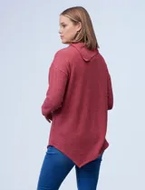 Buzo azul en tejido soft de la marca Ruby Rd. Tiene cuello volcado con aplique de botones y terminación de ruedo asimétrico.