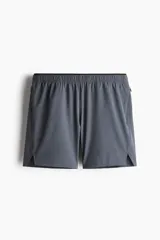 Short de running confeccionado en tejido funcional DryMove con tecnología de absorción de sudor. Presenta cintura elástica con cordón de ajuste oculto, bolsillos laterales con cierre y suspensor interior de malla. Diseño con aberturas laterales en el ruedo para mayor libertad de movimiento.