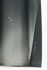 Remera deportiva de manga corta con tecnología DryMove, de corte estándar y cuello redondo, en tono gris con efecto degradado y detalles reflectantes.