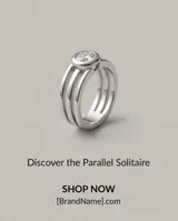 Anillo de acero plateado con circonia central redonda engastada, de diseño delicado y elegante.