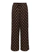 Pantalón suelto color marrón con estampado de lunares blancos, tiro medio y cintura elástica con cordón de ajuste.