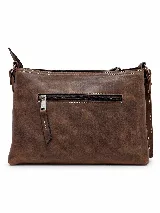 Bandolera de cuero negro, de diseño rectangular y compacto, con correa ajustable para llevar cruzada al hombro. Cuenta con un bolsillo frontal con cierre y detalles de costuras pespuntadas a contratono.