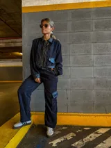 Pantalón cargo de pana negro con bolsillos laterales con solapa y cintura elástica.