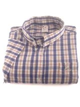 Camisa de manga corta a cuadros azules, blancos y marrones, con cuello abotonado, bolsillo en el pecho con logo bordado y corte clásico.