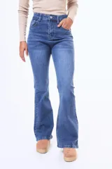 Jean de corte flare con tiro alto, confeccionado en denim azul clásico con costuras en contraste. Presenta cierre frontal con botón y bolsillos laterales.