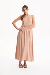 Vestido largo negro de viscosa, sin mangas y con tirantes finos, de corte holgado y fluido.