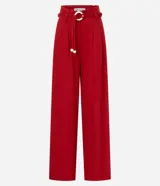 Pantalón de corte amplio tipo pantalona, confeccionado en mezcla de viscosa y lino. Presenta cintura con trabillas, pliegues frontales y cierre tradicional. Incluye un cinturón de cuerda con hebilla decorativa y detalles de esferas en los extremos.