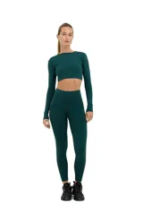 Top deportivo verde inglés de manga larga con escote alto y espalda abierta.